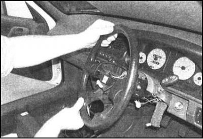 6. Снимите рулевое колесо с оборудованной шлицами…