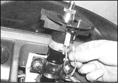 4. Отсоедините электропроводку от контактов…