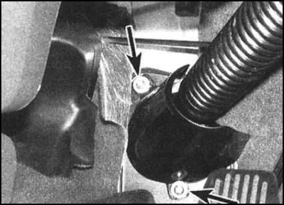 5. Аккуратно поддев, снимите с панели приборов…