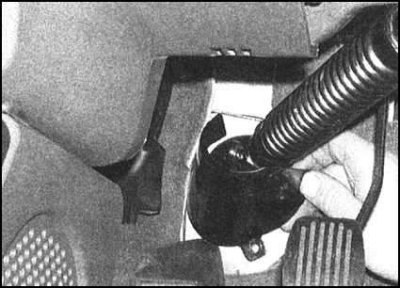 5. Аккуратно поддев, снимите с панели приборов…