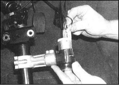 9. Выверните нижние крепежные болты, снимите…