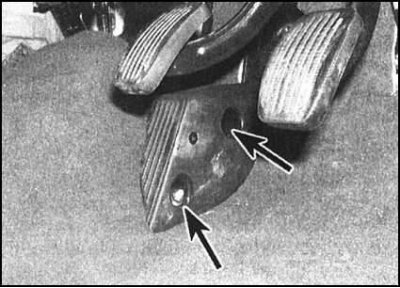 1. В салоне автомобиля отдайте крепежные гайки и…