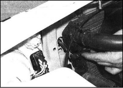 2. На моделях поздних лет выпуска выверните два…