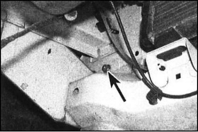 7. Под автомобилем отдайте гайки крепления…