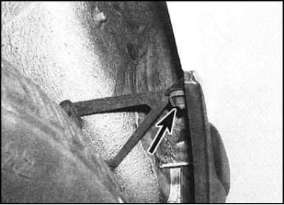 8. Ослабьте гайки крепления левого и правого…