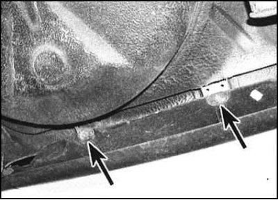 3. Под автомобилем отдайте боковые крепежные…
