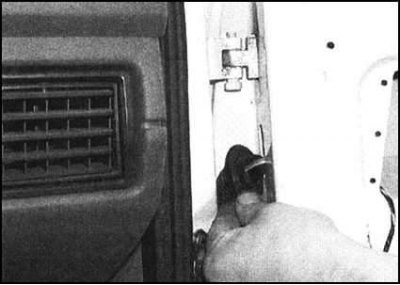 ...высвободите резиновый защитный чехол из…