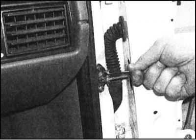 3. Отдайте гайку осевого болта крепления к двери…