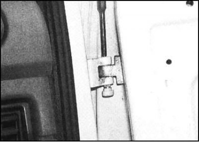 1. Попросите помощника подержать дверь, затем при…