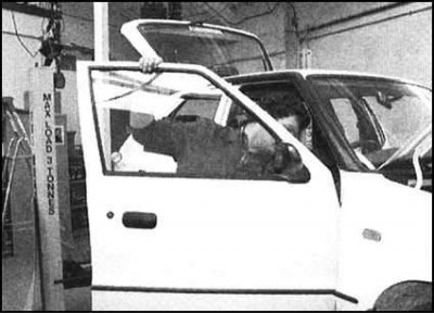 2. Вынув пальцы обеих петель, снимите дверь с…