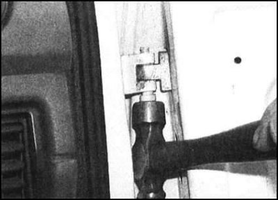 1. Смажьте петельные пальцы универсальной…