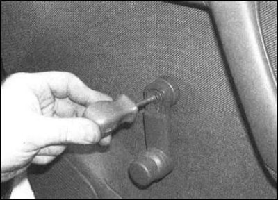 2. На моделях с ручным приводом стеклоподъемников…