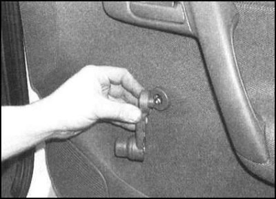 2. На моделях с ручным приводом стеклоподъемников…