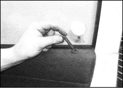 3. Выверните кнопку выключения дверного замка,…