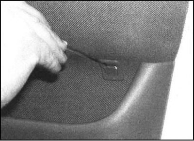 5. Выверните крепежные винты и снимите дверную…