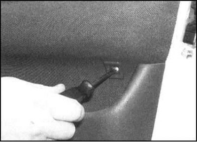 5. Выверните крепежные винты и снимите дверную…