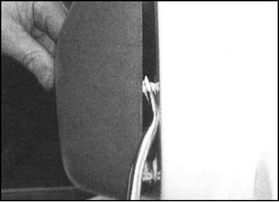 7. Аккуратно поддевая панель, высвободите ее из…