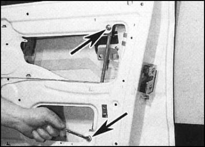 3. Отдайте гайки крепления задней стойки…