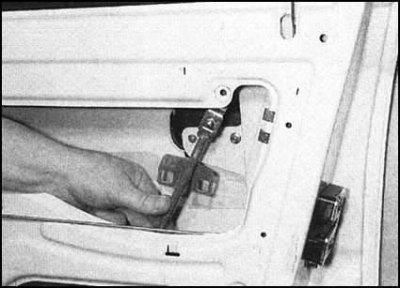 4. Отведите стойку в сторону от дверного замка.