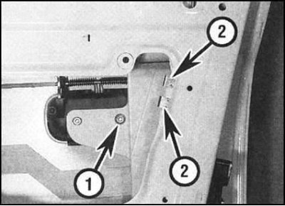 4. Отведите стойку в сторону от дверного замка.