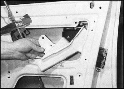 4. Отведите стойку в сторону от дверного замка.