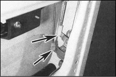 2. Отсоедините от замка сферические шарниры…