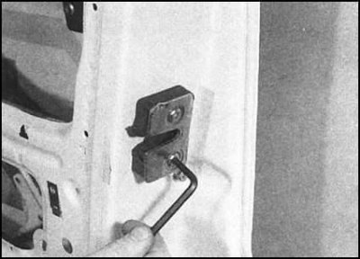 12. На всех моделях выверните два крепежных болта…