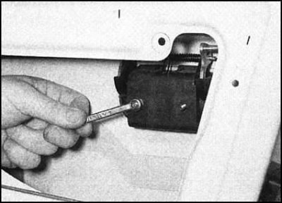 3. Отдайте крепежную гайку, снимите монтажную…