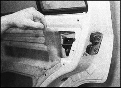 1. Аккуратно отделите от двери изоляционную…