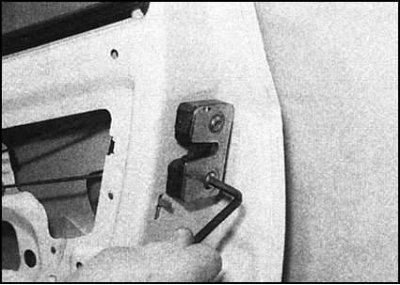 4. На всех моделях выверните два крепежных болта…