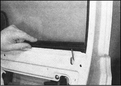 4. Аккуратно высвободите нижнюю уплотнительную…