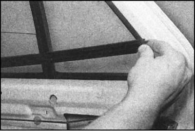 3. Полностью опустите стекло, затем высвободите…