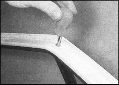 4. Отдайте винты крепления к двери направляющего…