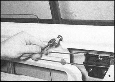 5. Маркером обведите по периметру шайбы болтов…