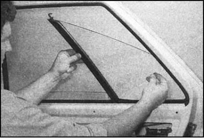 5. Маркером обведите по периметру шайбы болтов…