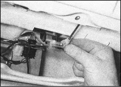 2. Отсоедините исполнительный шток от кнопки…