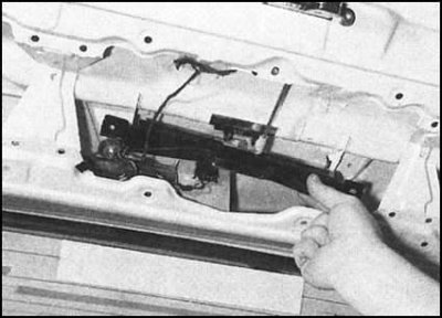 2. Выверните крепежные болты и снимите…