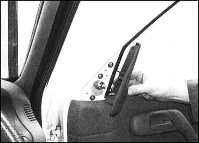 3. Поддев, снимите декоративную заглушку, отдайте…