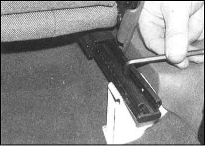 3. Теперь сдвиньте сиденье до упора вперед и…