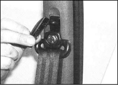 4. Выверните винт крепления верхней панели…