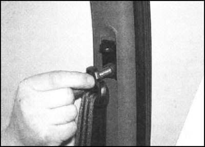 4. Выверните винт крепления верхней панели…