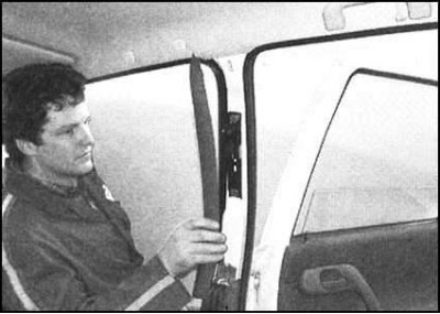 4. Выверните винт крепления верхней панели…