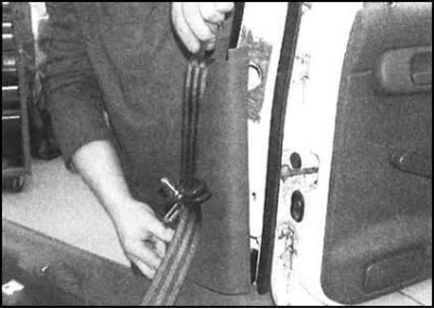 6. Поддев, отделите верхний край нижней панели…