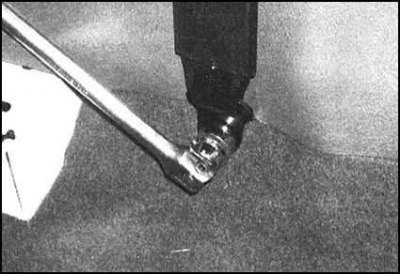 8. Выверните болт крепления инерционного барабана…