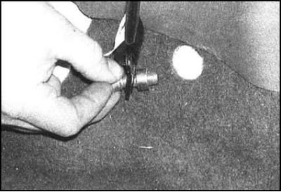 8. Выверните болт крепления инерционного барабана…