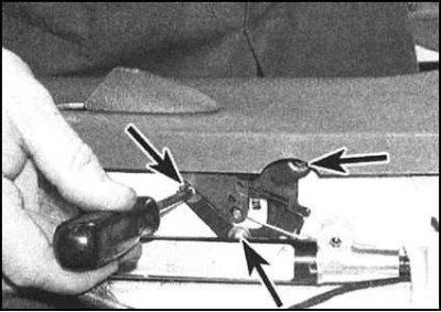 2. Наклоните вперед сборку заднего сиденья и…