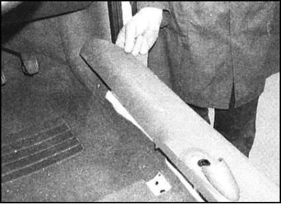 2. Наклоните вперед сборку заднего сиденья и…