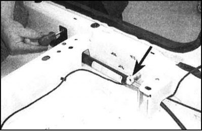 3. Отдайте гайку крепления натяжителя на опорной…