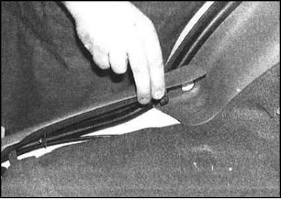 3. Оттяните вверх задний конец накладки порога с…