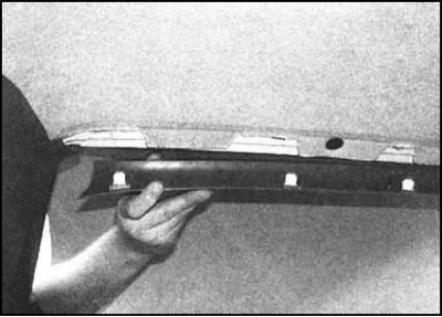 7. Снимите с кузова уплотнительную ленту проема…